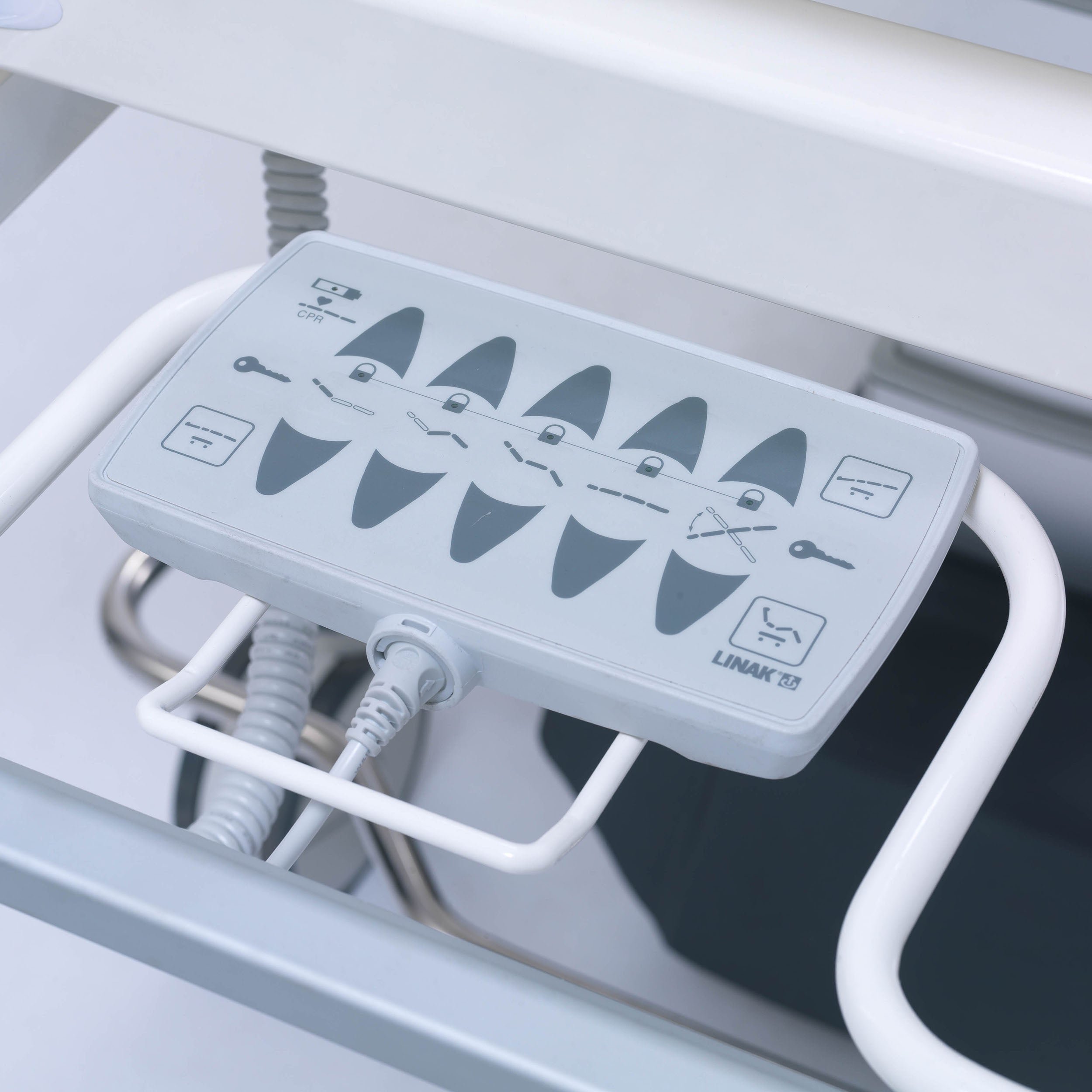 Nitrocare SANTE 8000 manual CPR levers highlighting rapid emergency response accessibility.